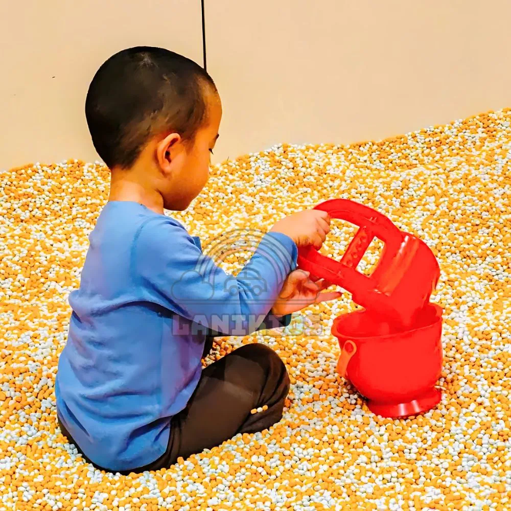 Hạt Sứ Đồ Chơi Xúc Cát Tại Khu Vui Chơi Trẻ Em – Lanikids.com