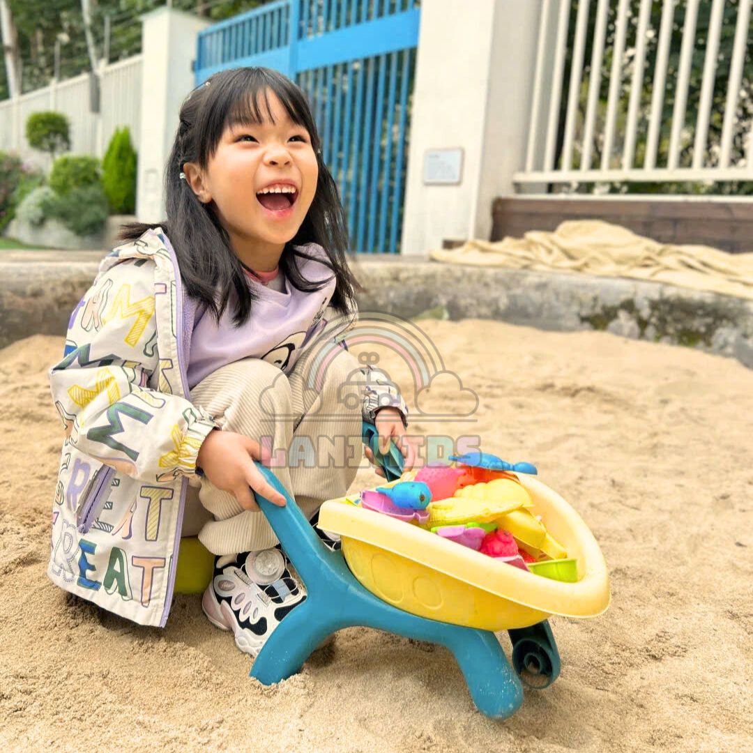 Xe Cút Kít Cát – Bộ Đồ Chơi Xúc Cát Siêu Vui Cho Bé