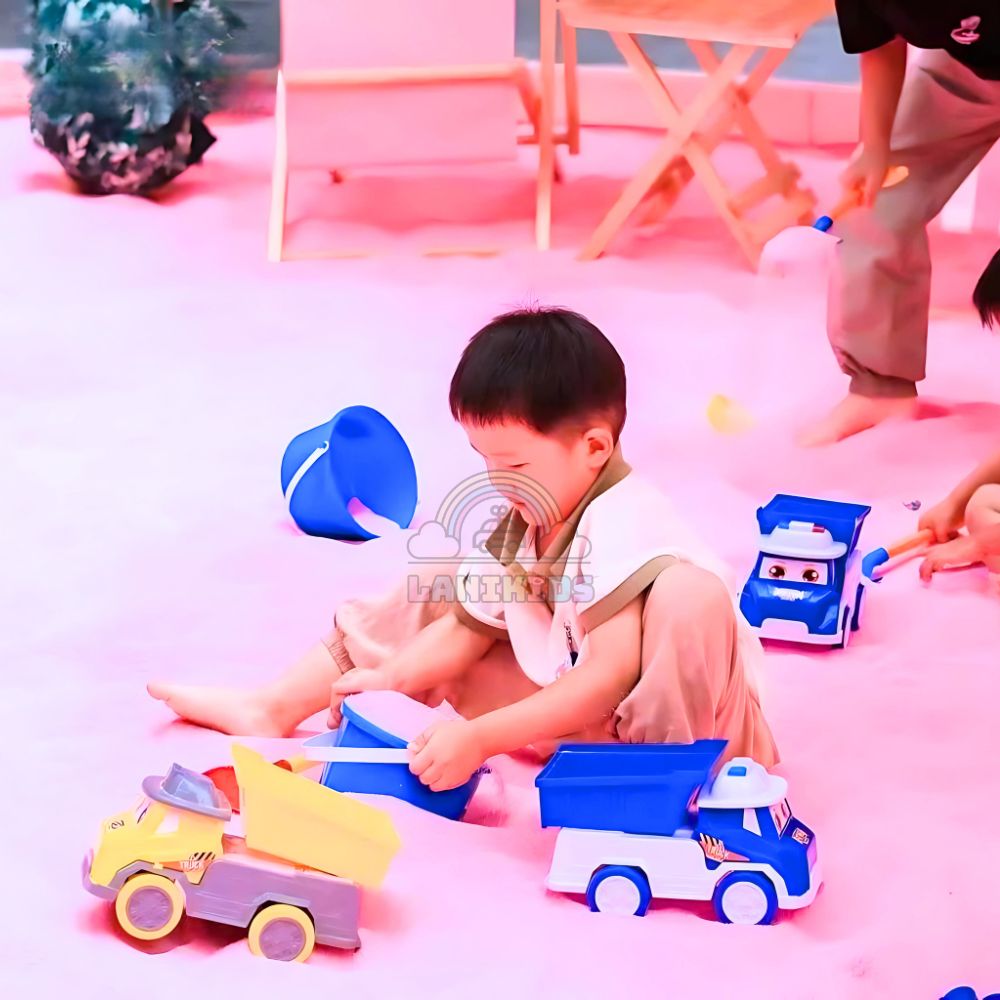 Xe cảnh sát xúc cát đồ chơi màu xanh cho bé trai