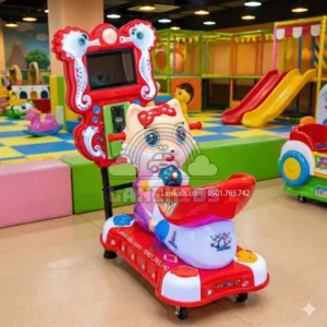 1. Giới thiệu tổng quan về Thú Nhún Điện Mèo Hello Kitty Trong danh mục các thiết bị vui chơi giải trí dành cho trẻ em, thú nhún điện luôn giữ vị trí "nữ hoàng" về khả năng thu hút các bé nhỏ tuổi và mang lại dòng tiền thụ động ổn định cho chủ đầu tư. Sản phẩm Thú Nhún điện mèo Hello Kitty do công ty TNHH Lanikids cung cấp là sự kết hợp hoàn hảo giữa công nghệ hiện đại và thiết kế nhân vật hoạt hình kinh điển, hứa hẹn trở thành điểm nhấn nổi bật cho mọi không gian giải trí.  Với tạo hình chú mèo dễ thương, màu sắc bắt mắt cùng hệ thống âm thanh, ánh sáng vui nhộn, đây là dòng máy game không thể thiếu trong các siêu thị, trung tâm thương mại hay các mô hình kinh doanh coffee kids.  2. Thông số kỹ thuật chi tiết Để đảm bảo phù hợp với không gian lắp đặt và đối tượng sử dụng, chủ đầu tư cần nắm rõ các thông số kỹ thuật của sản phẩm:  Tên sản phẩm: Thú nhún điện nhập khẩu - Model Mèo Hello Kitty.  Kích thước (Dài x Rộng x Cao): 100cm x 60cm x 105cm.  Chất liệu: Nhựa cao cấp (Composite/ABS) an toàn, khung thép chịu lực sơn tĩnh điện.  Màn hình: Tích hợp màn hình LCD phát video hoạt hình và game tương tác mini.  Hệ thống vận hành: Sử dụng điện, kích hoạt bằng xu hoặc cài đặt chế độ free-play.  Tải trọng: Chịu lực tốt, phù hợp cho trẻ từ 2 - 10 tuổi.  Điện áp: 220V/50Hz (tương thích lưới điện dân dụng Việt Nam).  Nhà cung cấp: Công ty TNHH Lanikids.  3. Tại sao nên đầu tư Thú Nhún Mèo Hello Kitty cho khu vui chơi? 3.1. Thiết kế "hút khách" ngay từ cái nhìn đầu tiên Sản phẩm lấy cảm hứng từ nhân vật Hello Kitty quen thuộc, kết hợp với tông màu đỏ - trắng - hồng chủ đạo rực rỡ. Phần màn hình phía trước được bao quanh bởi khung hình cá ngựa đại dương ngộ nghĩnh, tạo cảm giác phiêu lưu cho bé. Hệ thống đèn LED viền chạy dọc thân máy giúp thiết bị nổi bật ngay cả trong điều kiện ánh sáng yếu tại các khu game center.  3.2. Tính năng giải trí đa phương tiện Khác với các loại thú nhún lò xo truyền thống, thú nhún điện thế hệ mới tại Lanikids được tích hợp màn hình điện tử. Khi bé ngồi lên và máy hoạt động, màn hình sẽ phát các bài hát thiếu nhi vui nhộn hoặc các trò chơi đua xe đơn giản, giúp bé không bị nhàm chán và muốn chơi đi chơi lại nhiều lần.  3.3. Độ bền cao, vận hành bền bỉ Là sản phẩm được Lanikids tuyển chọn kỹ lưỡng, thú nhún mèo Hello Kitty có khung gầm chắc chắn, motor vận hành êm ái, ít hỏng hóc vặt. Lớp nhựa bên ngoài bền màu, chống trầy xước, dễ dàng vệ sinh sau mỗi ngày hoạt động, đảm bảo thẩm mỹ lâu dài cho khu vui chơi.  4. Xây dựng hệ sinh thái Máy Game Xu Xèng chuyên nghiệp Một khu vui chơi thành công không thể chỉ có một loại máy. Để tối ưu hóa doanh thu và giữ chân khách hàng lâu hơn, nhà đầu tư cần đa dạng hóa danh mục trò chơi. Thú nhún điện mèo Hello Kitty sẽ phát huy hiệu quả tốt nhất khi được đặt cạnh các dòng máy game khác tạo thành một tổ hợp giải trí liên hoàn.  Tại Lanikids, chúng tôi cung cấp đầy đủ các thiết bị để bạn setup một khu game center hoàn chỉnh:  Khu vực trúng thưởng: Đây là nơi thu hút người chơi nhất với các loại máy gắp gấu hiện đại, đa dạng kích thước từ gấu bông mini đến gấu khổng lồ.  Khu vực vận động & phản xạ: Trang bị thêm máy đập chuột giúp các bé rèn luyện độ nhanh tay lẹ mắt, hoặc các dòng máy đua xe, bắn súng.  Hệ thống quản lý trung tâm: Để vận hành trơn tru, bạn không thể thiếu máy đổi xu tự động và hệ thống quản lý xu xèng máy game. Việc này giúp giảm tải nhân sự và kiểm soát doanh thu chính xác.  Khu vực giải trí tổng hợp: Các loại máy game xèng khác như bắn cá, đua moto, nhảy audition sẽ phục vụ cho cả đối tượng trẻ em lớn hơn và phụ huynh đi kèm.  Việc kết hợp khéo léo giữa thú nhún cho trẻ nhỏ và các máy game kỹ năng cho trẻ lớn sẽ giúp khu vui chơi của bạn phủ sóng mọi độ tuổi khách hàng.  5. Ứng dụng trong các mô hình kinh doanh hiện đại Thú nhún điện mèo Hello Kitty với kích thước nhỏ gọn (chỉ khoảng 0.6m2 diện tích sàn) cực kỳ linh hoạt trong việc lắp đặt.  5.1. Khu vui chơi trong nhà (Indoor Playground) Đây là vị trí truyền thống và hiệu quả nhất. Sản phẩm thường được đặt ngay lối ra vào hoặc khu vực chờ của phụ huynh để thu hút sự chú ý của trẻ ngay khi bước vào.  5.2. Mô hình Coffee Kids (Quán cà phê kết hợp khu vui chơi) Hiện nay, xu hướng coffee kids đang bùng nổ. Các bậc phụ huynh muốn tìm một nơi vừa có thể thưởng thức đồ uống, trò chuyện, vừa có chỗ cho con chơi an toàn. Một vài chiếc thú nhún điện xinh xắn như mẫu Hello Kitty là sự đầu tư chi phí thấp nhưng mang lại trải nghiệm tuyệt vời cho khách hàng nhí tại quán cafe.  5.3. Sảnh chờ, Siêu thị, Cửa hàng Mẹ & Bé Tận dụng diện tích trống tại các sảnh chờ, lối đi siêu thị để đặt máy game là cách tạo ra nguồn thu nhập thụ động hiệu quả mà không tốn chi phí nhân sự vận hành.  6. Dịch vụ Thiết kế và Thi công trọn gói của Lanikids Nếu bạn là nhà đầu tư mới, chưa có kinh nghiệm trong việc bố trí mặt bằng hay lựa chọn thiết bị, Lanikids cung cấp giải pháp toàn diện từ A đến Z.  Chúng tôi chuyên thiết kế thi công khu vui chơi với đội ngũ kiến trúc sư giàu kinh nghiệm. Lanikids sẽ giúp bạn:  Lên ý tưởng 3D: Tối ưu hóa không gian, bố trí khu vực máy game, khu nhà bóng, cầu trượt một cách khoa học.  Lựa chọn thiết bị: Tư vấn danh mục máy phù hợp với ngân sách và thị hiếu địa phương.  Thi công lắp đặt: Đảm bảo tiến độ, kỹ thuật và an toàn tuyệt đối.  Bảo hành bảo trì: Hỗ trợ kỹ thuật nhanh chóng trong suốt quá trình vận hành.  Đặc biệt, với các mô hình kinh doanh kết hợp như coffee kids, chúng tôi chú trọng vào việc thiết kế thẩm mỹ, tạo sự hài hòa giữa không gian thưởng thức cà phê sang trọng và khu vực vui chơi năng động.  7. Hướng dẫn sử dụng và bảo quản Thú Nhún Điện Để kéo dài tuổi thọ sản phẩm "cần câu cơm" này, chủ đầu tư nên lưu ý:  Vệ sinh định kỳ: Lau chùi bề mặt nhựa bằng khăn mềm và dung dịch tẩy rửa nhẹ hàng ngày để tránh bụi bẩn và vi khuẩn.  Kiểm tra hộp xu: Thường xuyên kiểm tra và thu gom xu/xèng trong hộp chứa, tránh tình trạng kẹt xu do quá đầy.  Bảo dưỡng định kỳ: Kiểm tra dây curoa, tra dầu mỡ vào các khớp chuyển động cơ khí 6 tháng/lần.  An toàn điện: Đảm bảo dây nguồn được đi nẹp gọn gàng, tránh rò rỉ điện, đặc biệt ở những nơi trẻ em hay chạy nhảy.  8. Liên hệ mua hàng Công ty TNHH Lanikids tự hào là đơn vị cung cấp thiết bị khu vui chơi trẻ em uy tín hàng đầu. Sản phẩm Thú Nhún điện mèo Hello Kitty hiện đang có sẵn hàng với mức giá cạnh tranh nhất thị trường.  Cam kết của Lanikids:  Sản phẩm nhập khẩu chính ngạch, rõ nguồn gốc.  Hình ảnh thực tế 100% giống mô tả.  Giao hàng và lắp đặt tận nơi trên toàn quốc.  Tư vấn chiến lược kinh doanh khu vui chơi miễn phí.  Đừng bỏ lỡ cơ hội gia tăng doanh thu cho khu vui chơi của bạn. Hãy liên hệ ngay với Lanikids để được báo giá và tư vấn chi tiết về các dòng máy game hiện đại nhất!  Bản quyền nội dung thuộc về Công ty TNHH Lanikids.